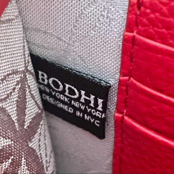 Bodhi Red Pebbled Leather Embossed Classic Small Wristlet Wallet - Picture 6 of 6